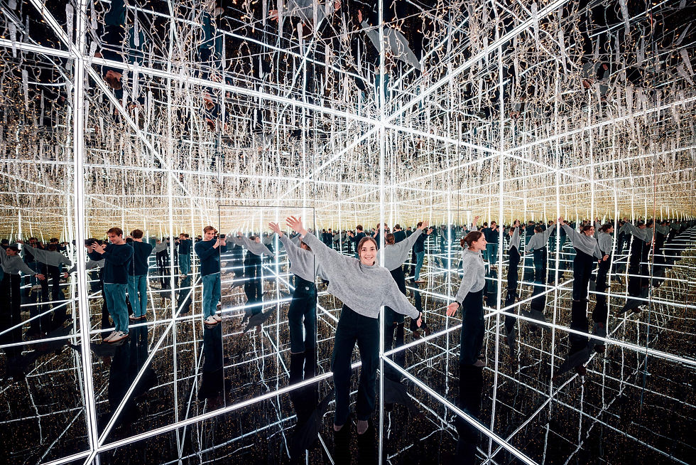 Infinity-Spiegelraum mit Lichteffekten im Magic Bavaria in München