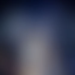 Mutter und Kind haben Spass in einer XXL Schneekugel