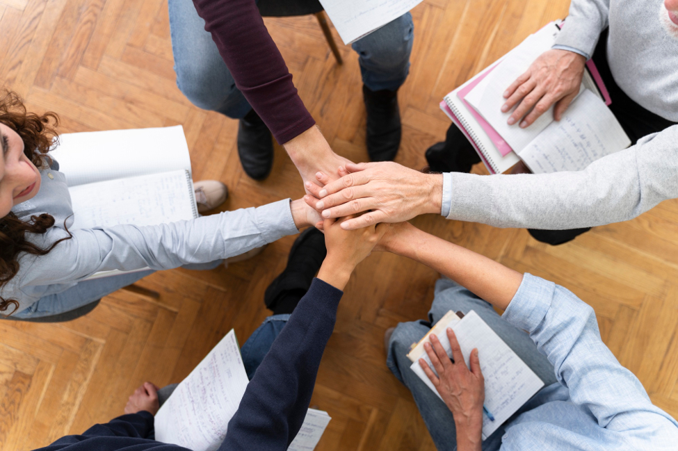 Muestra la unión y equipo de un grupo de personas en un proyecto
