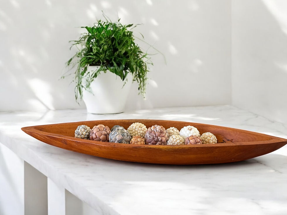 Composição de esferas marinhas artesanais em conchas naturais sobre canoa de madeira