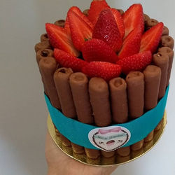 🎁 Alegria Instantânea 🎁_Bolinho presente de morango com leite condensado com uma massa de baunilha