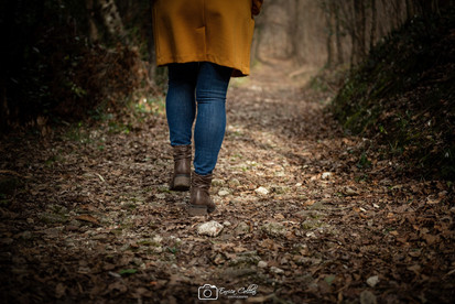 Dettaglio de piedi che camminano nel bosco