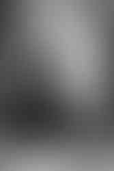 Ritratto di ragazza seduta