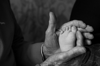 Mani che sorreggono un piede di bambino