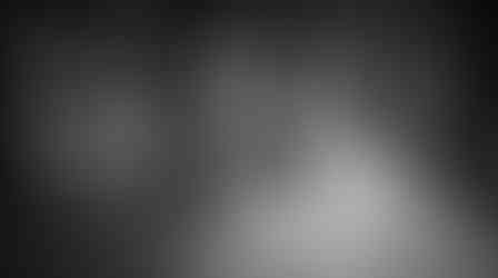 Razgazzo e ragazza che camminano mano nella mano