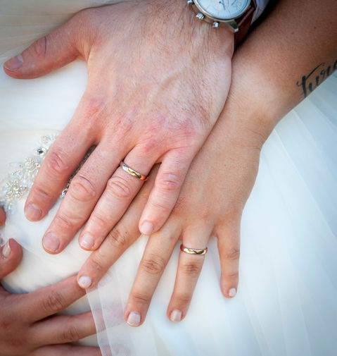 Fotografia di Matrimonio a San Daniele. Dettaglio fedi e mani degli sposi.