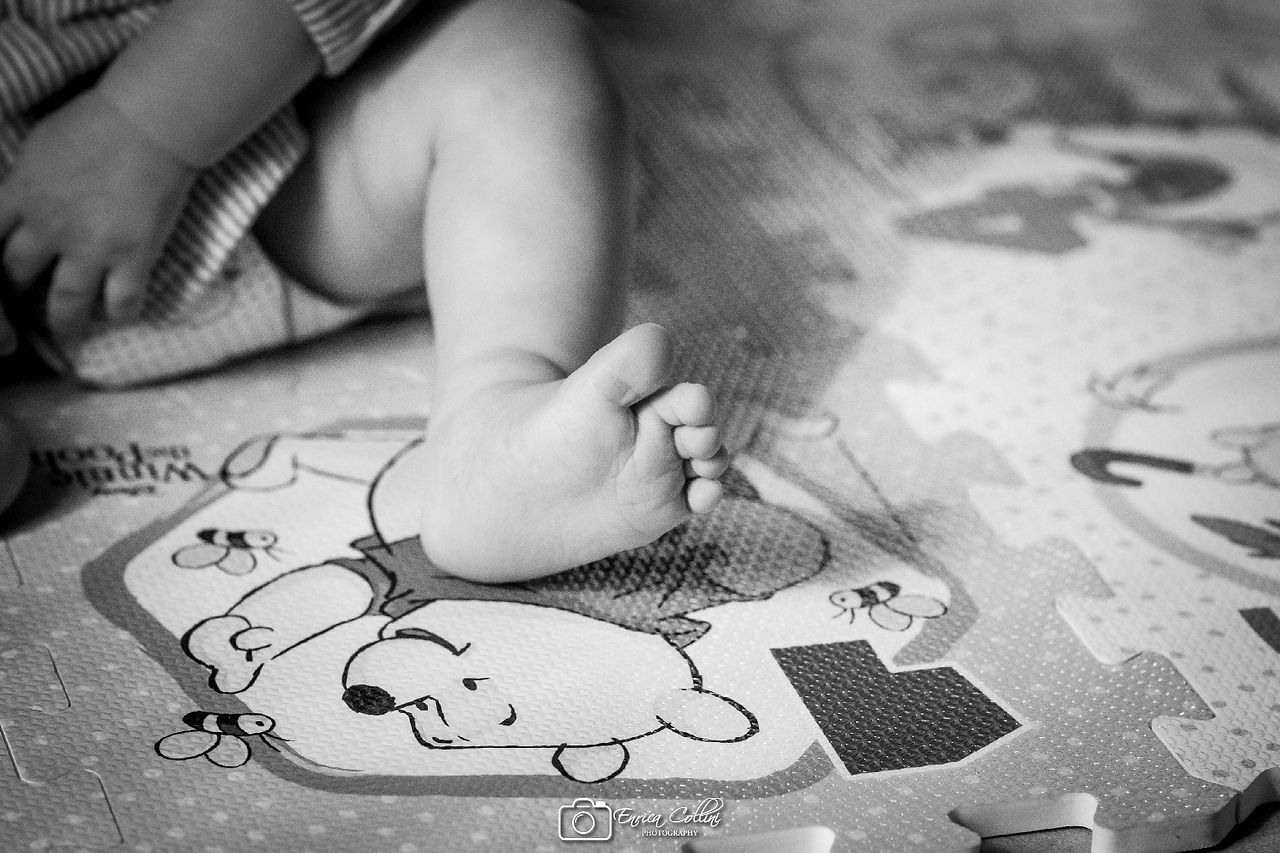Piede di bambino che gioca