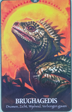 Boekomslag met kleurrijke reptiel/dinosaurus tegen oranje zon; titel BRUGHAGEDIS en ondertitel onderaan zichtbaar.