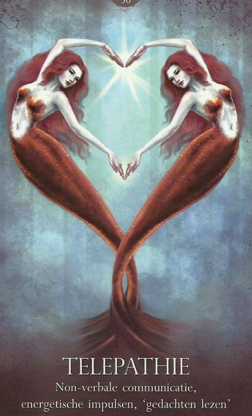 Twee spiegelsymmetrische vrouwen vormen een hart van licht; onderaan staat TELEPATHIE, met mystieke, rustige sfeer.