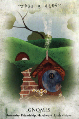 Illustratie van een rood gnomehuis met rook in groene heuvels; tekst: Gnomes en Humanity. Friendship. Hard work. Little visions.
