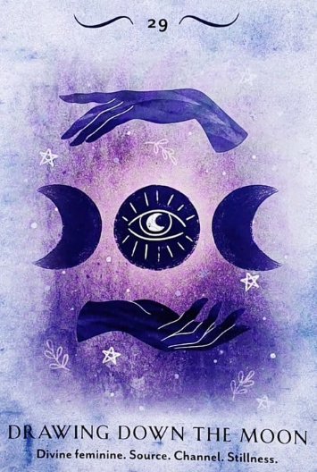 Paars spiritueel poster met handen, maanfasen en oog; tekst: 29 en DRAWING DOWN THE MOON.
