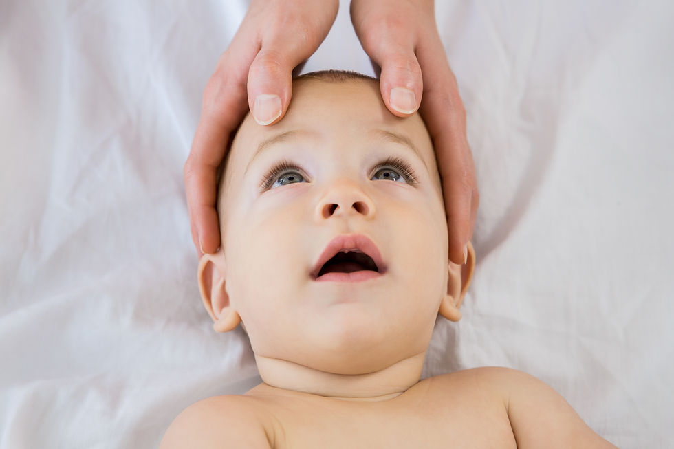 Prise en charge ostéopathique douce d'un nourrisson par Jeanne Dubois à Béziers pour traiter les coliques et les troubles du sommeil.