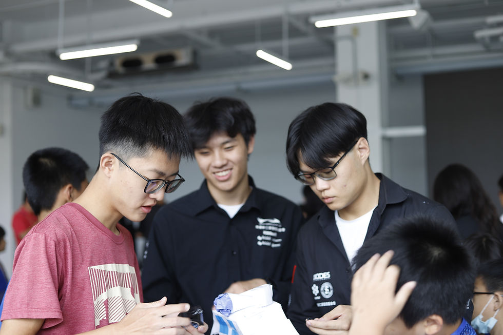 車隊透過偏鄉教育營隊,將工程技術與教育推廣結合。電力組長林祐平(左)與隊長劉威霆(右)與學童互動,了解作品構想。