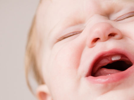 Como saber se o dente do bebê está nascendo?