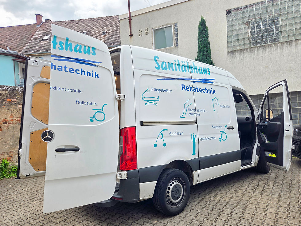 Weißer Lieferwagen mit Sanitätshaus Rehatechnik Beschriftung