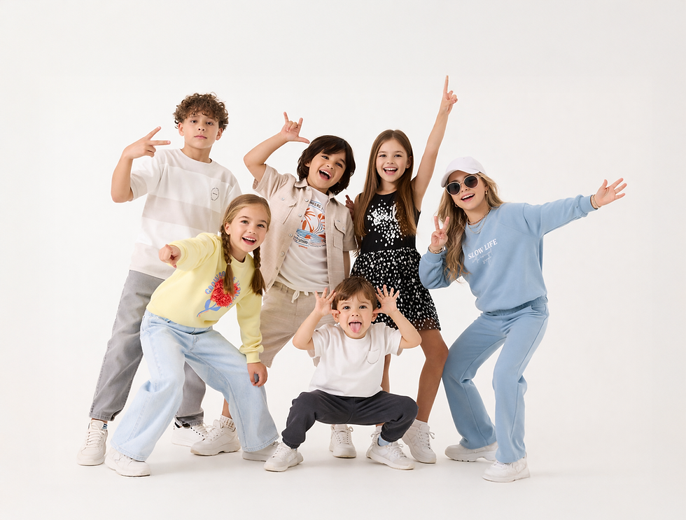 Fröhliche Kinder in verspielten Posen Kopie.png