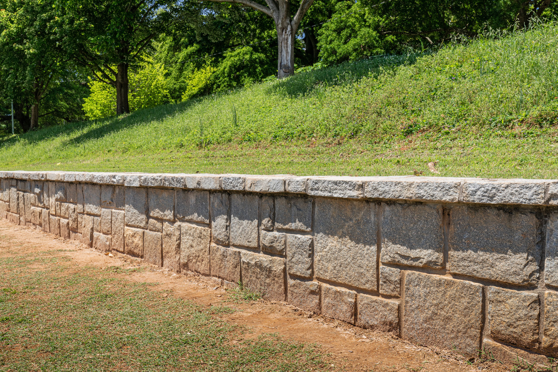 Eine Mauer aus Natursteinen