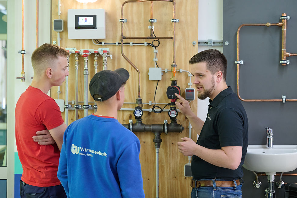 Ausbilder erklärt Heizungsanlage, Wärmetechnik