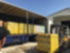 Kamyona forklift ile paletli ürün yükleniyor