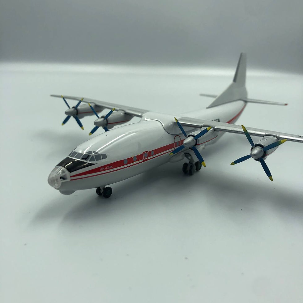 Прев'ю: Модель літака Antonov An-12 Meridian UR-CGW (стара ліврея) Масштаб 1:200