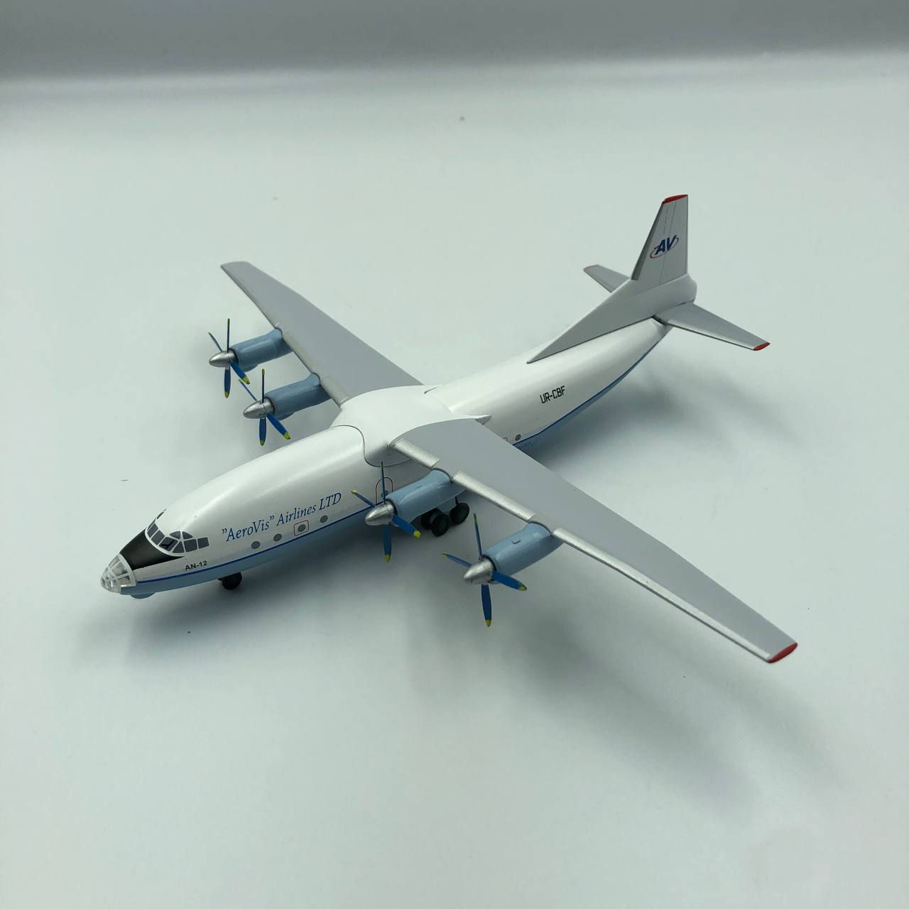 Модель літака Antonov An-12 Aeroviz UR-CBF турбогвинтовий масштаб 1:200