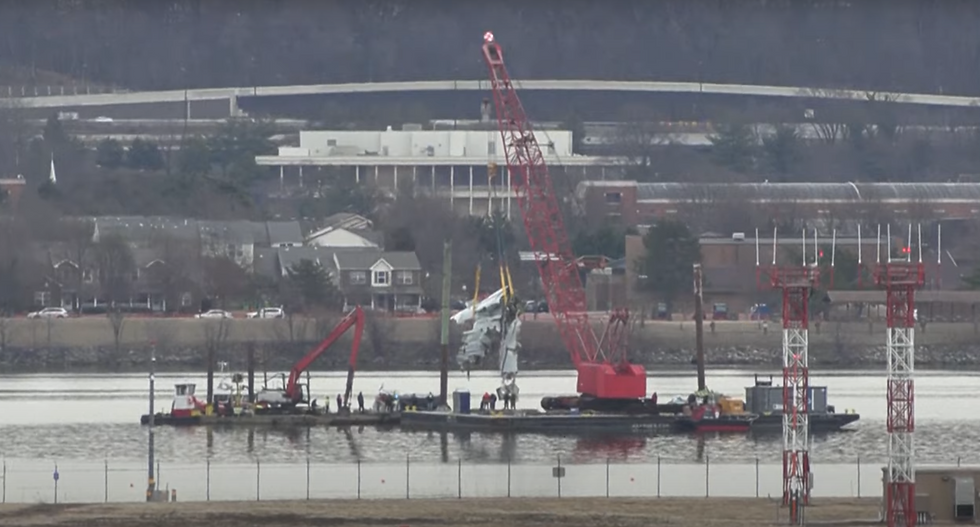 CRANE LIFTS PLANE WRECKAGE FROM POTOMAC RIVER (IMAGE CREDIT TO THE NATIONAL DESK)