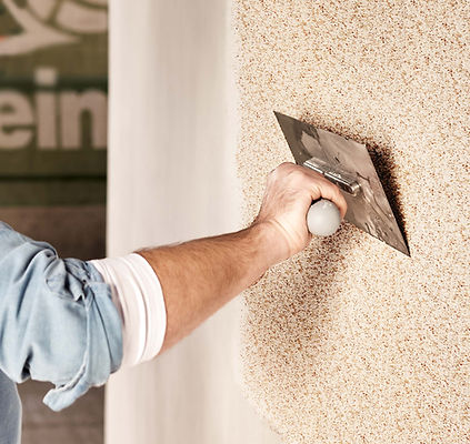 Нанесення мозаїчної штукатурки на стіну за допомогою шпателя