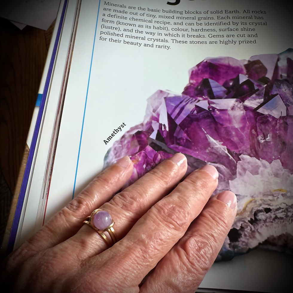 Thumbnail: Vintage 18 Carat Gold & Interchangeable Gemstone Bead Ring