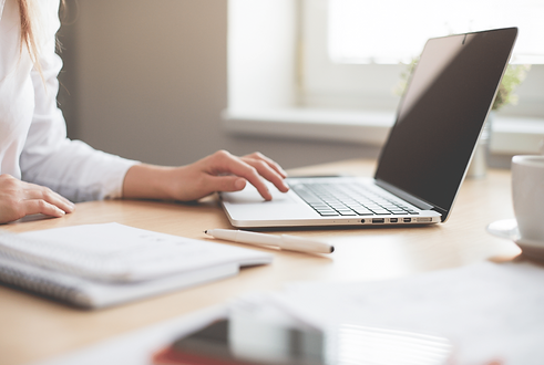 Une femme travaillant sur son ordinateur dans un bureau