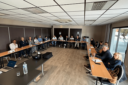 Un groupe de personne dans une salle de réunion
