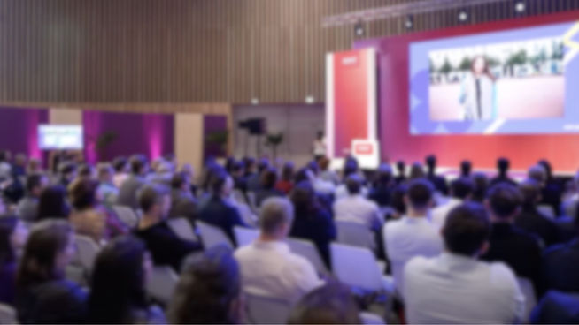 Groupement-de-personne-assistant-aux-conférences-salon-rent-2024.jpg