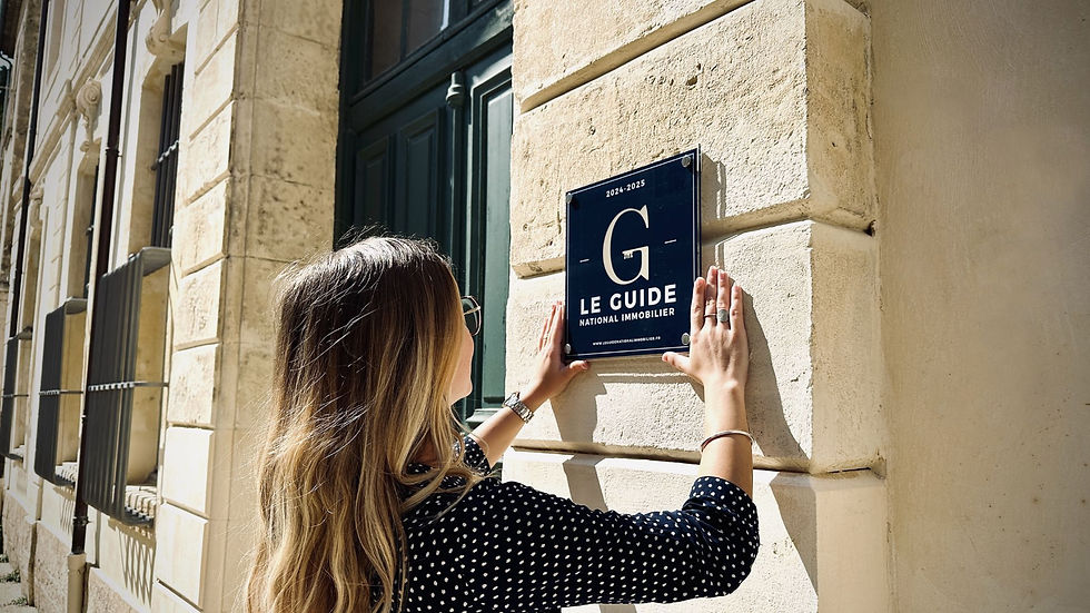 Une femme plaçant la plaquette du Guide National Immobilier