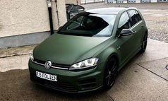 VW mit dunkelrüber Vollfolierung von RB Foliendesign in Berlin