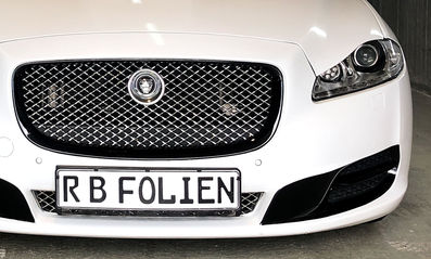 Auto mit weißer Folierung von RB Foliendesign in Berlin