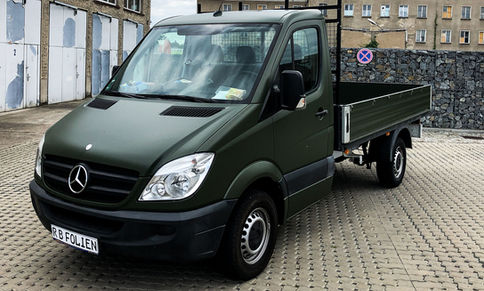 Mercedes Transporter mit dunkelgrüner Folierung von RB Foliendesign in Berlin