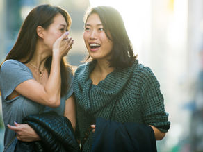 Como dizer "pagar mico" em inglês?