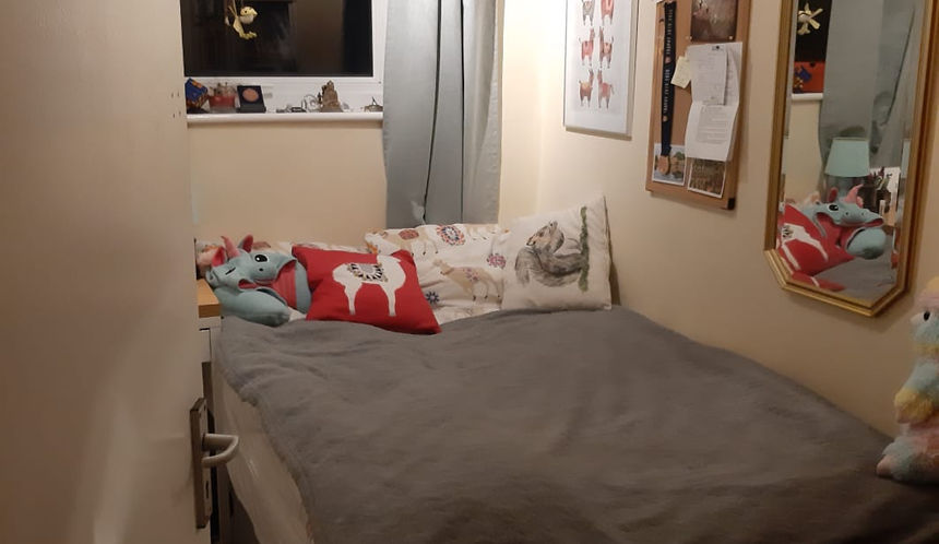 Bedroom 2 in this modern 4 bed student house close to UKC.
Double room with fitted furniture, including large corner book shelves, wardrobe, desk and shelves.