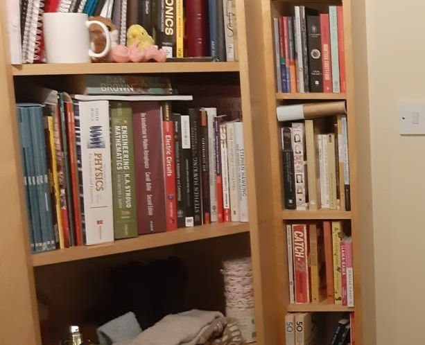 Bedroom 2 in this modern 4 bed student house close to UKC.
Double room with fitted furniture, including large corner book shelves, wardrobe, desk and shelves.