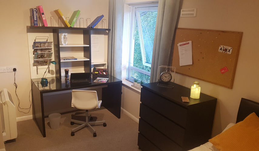 Large double bedroom over looking the front garden.
Benefits from a fitted wardrove, double bed, large desk, set of drawers and bookcases all IKEA black wood.