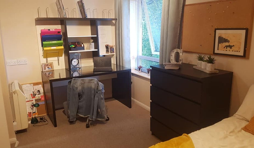 Bedroom 4 in this modern 4 bed student accomodation close to UKC. With free parking.
Large double bedroom over looking the front garden.
Benefits from a fitted wardrove, double bed, large desk, set of drawers and bookcases all IKEA black wood.