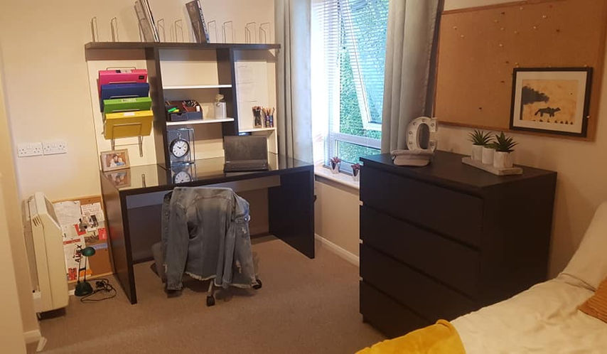 Large double bedroom over looking the front garden.
Benefits from a fitted wardrove, double bed, large desk, set of drawers and bookcases all IKEA black wood.