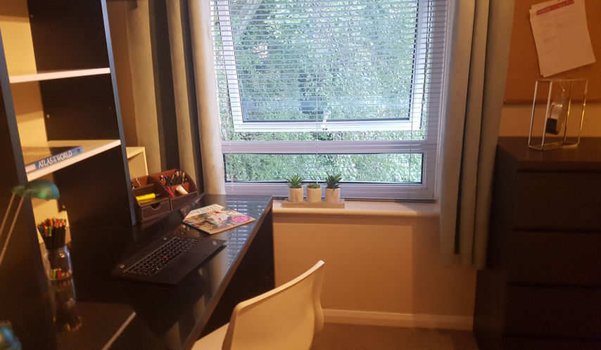 Large double bedroom over looking the front garden.
Benefits from a fitted wardrove, double bed, large desk, set of drawers and bookcases all IKEA black wood.