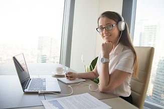 businesswoman-communicates-with-colleagu