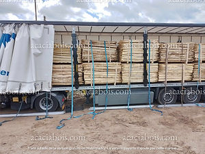 Camion chargé de piquets fendus en acacia