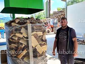 Palette de bois de chauffage prête au départ