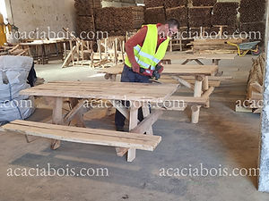 Fabrication d'une table de jardin en acacia à l'atelier