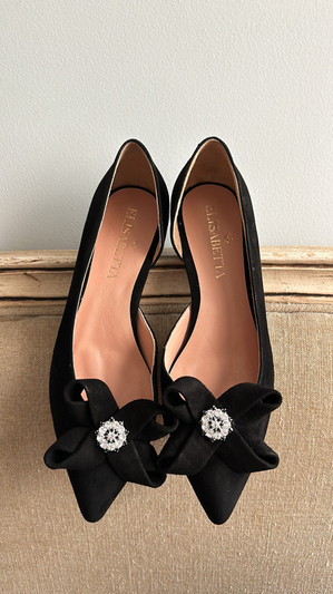 Stilettos en cuero gamuza negro con taco de 9 cm y cuádruple lazo de reina con aplique de strass importado al tono.
