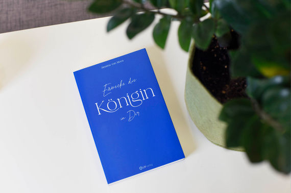 Buchcover «Erwecke die Königin in Dir» von Janaina Von Moos