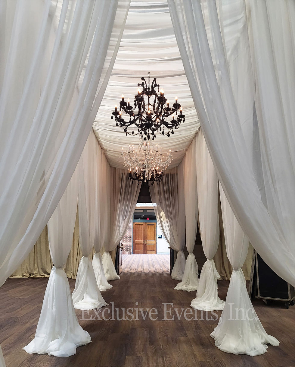 Thumbnail: Large Crystal Chandelier