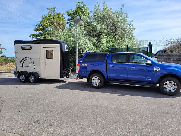 van tracté par un 4x4 bleu